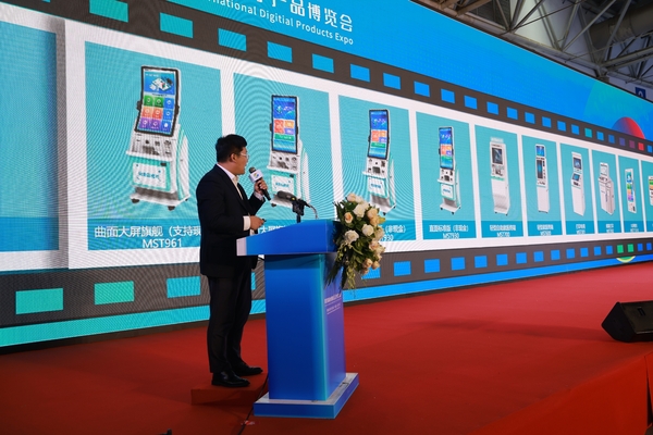 浪潮智能終端政企事業(yè)部醫(yī)療產(chǎn)品經(jīng)理 蔣繼剛2024數(shù)字經(jīng)濟(jì)產(chǎn)業(yè)發(fā)展大會(huì)主題演講浪潮智慧就醫(yī)服務(wù)終端（醫(yī)保刷臉版）.jpg