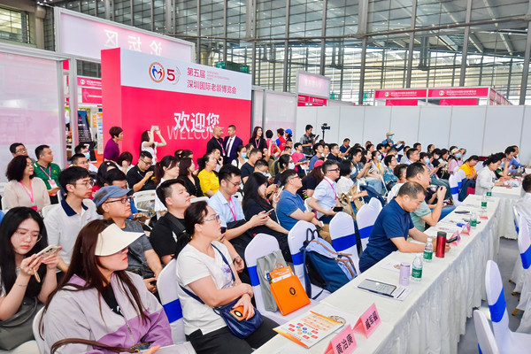 國(guó)際智慧養(yǎng)老健康生態(tài)產(chǎn)業(yè)發(fā)展論壇現(xiàn)場(chǎng)照片.jpg